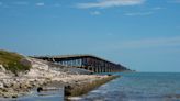 Cuál es el pueblo costero que se destaca por tener una de las playas más bellas del mundo