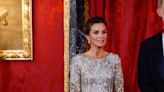 Sin tiara pero deslumbrante, doña Letizia sorprende con un vestido de bordados metalizados