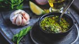 Cómo hacer Chimichurri casero para ponerle a la pizza, empanadas ¡y lo que se te antoje!