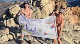 Dos turistas suben al Teide desnudos y despliegan una pancarta a favor del naturalismo