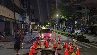 深夜雨灌高雄道路現1公尺坑洞 台水管線破裂搶修中