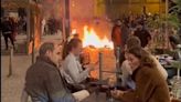 Protestas por la reforma jubilatoria: se viralizan videos de comensales mientras los manifestantes incendian las calles en Francia