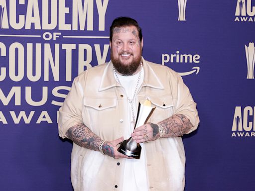 Jelly Roll shows off 70-pound weight loss at ACM Awards
