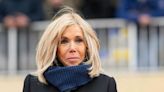 Brigitte Macron superbe en robe courte pied-de-poule ultra tendance