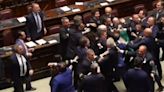 Diputados se fueron a los golpes en el parlamento italiano; uno salió en silla de ruedas