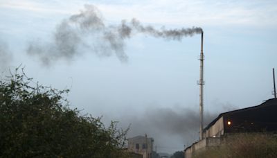Factory fumes in the neighbourhood of Vindoulou: “Children regularly vomit and cough a lot, especially when there is a lot of smoke.”