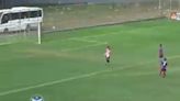 Se hizo un gol en contra a propósito, lo despidieron e investigan si se trata de apuestas