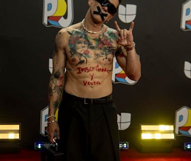 FOTOS: Lenny Tavárez “se monta” en la ola política en Premios Juventud