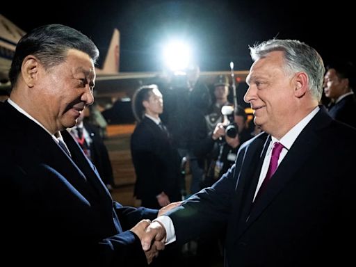 Tras su visita a Serbia, Xi Jinping llegó a Hungría para estrechar lazos con Orban