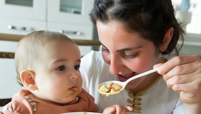 Por qué los bebés dicen primero papá antes que mamá, según los especialistas