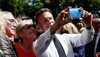 Selfies, bain de foule et retrouvailles avec Élisabeth Borne pour les Macron, à Bayeux