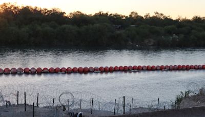 Texas promete seguir su pelea para mantener la barrera de boyas en la frontera con México