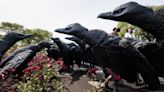 El botánico de Nueva York es tomado por cientos de esculturas de buitres para hacer pensar