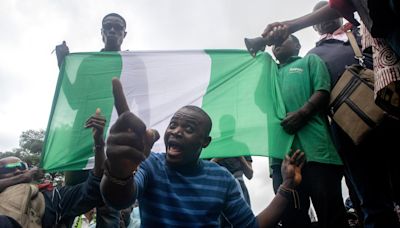 Miles de jóvenes nigerianos protestan contra el alto coste de la vida