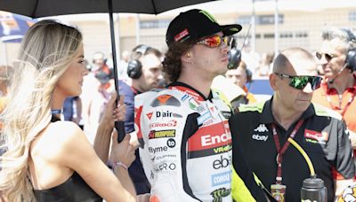 Bezzecchi antepone la compañía de Rossi a la de su novia
