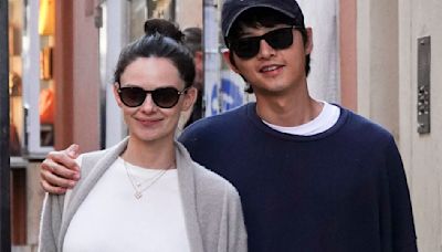 Song Joong Ki protects wife Katy Louise Saunders and newborn son from curious fan's lens; earns praise from netizens