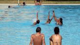 Las piscinas municipales de Córdoba estrenan la ordenanza que permite el toples