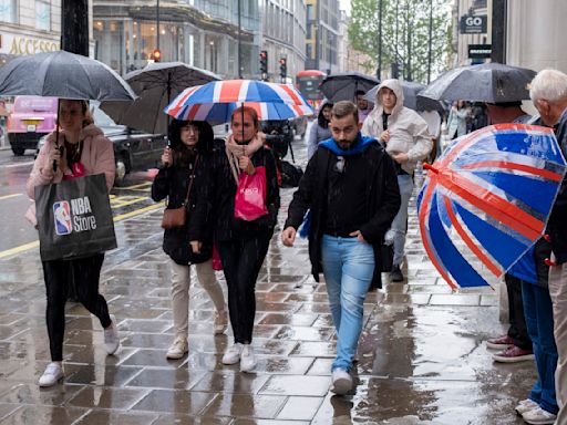 Met Office dismisses 'Saharan plume' reports and forecasts 'thundery downpours' this week