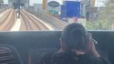 VIDEO: Captan a conductora maquillándose mientras maneja el Metro CDMX