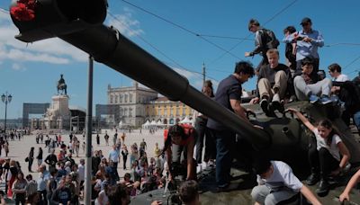 Portugal celebra 50 años de la Revolución de los Claveles ensalzando la democracia por "imperfecta" que sea