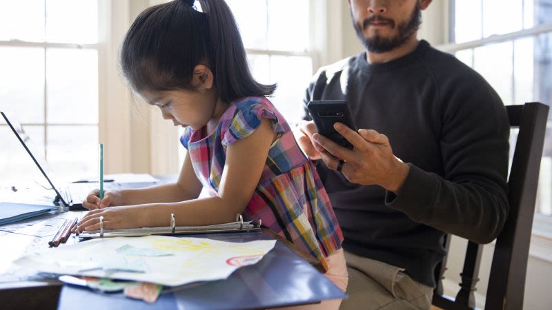 To curb kids’ use of screens, parents may have to cut back on their own | CNN