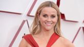 Reese Witherspoon just sported the hairstyle of summer ’22: flat waves