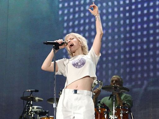 Paramore toca Talking Heads ao vivo pela primeira vez em turnê de Taylor Swift