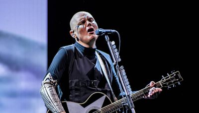 Billy Corgan defends Taylor Swift over lengthy album release