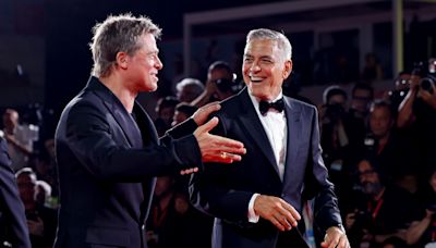 La complicidad de Brad Pitt y George Clooney en el estreno de su película 'Wolfs' revolucionan la noche de Venecia