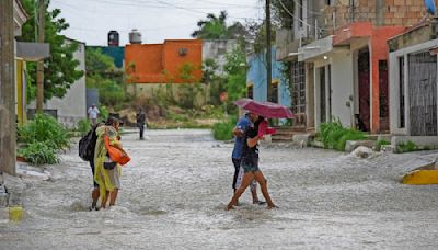 Se desborda canal en Zacatepec; provoca inundaciones en 30 casas