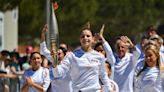 ¡Una señal de solidaridad! Gimnasta de Ucrania lleva la antorcha olímpica