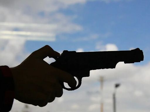 Padre asesinó por error a su hijo mientras limpiaba su escopeta: su abuelo sufrió un infarto por la noticia