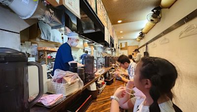 一碗500日圓拉麵十年未漲過價！北海道「札幌赤星」人氣店開箱