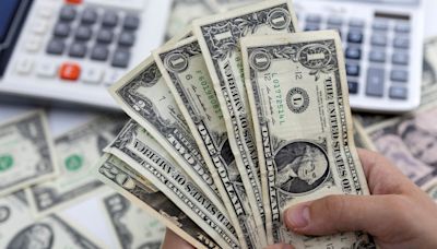 Dollar rises on retail sales boost