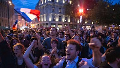 En images : la jeunesse parisienne en liesse après la victoire du Nouveau front populaire