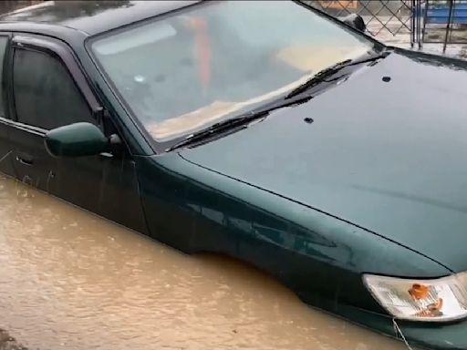 蘭嶼雷雨野溪暴漲！湍急泥流淹馬路 遊客涉水險被沖走