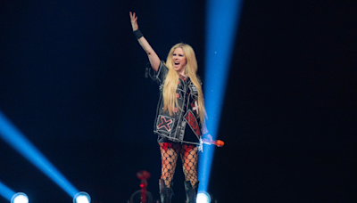 Avril Lavigne's Glastonbury Set Was So Popular That She Filled the Lawn Beyond Capacity | Exclaim!