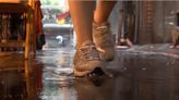 獨／雨天出門怕滑倒 穿球鞋、換雨鞋 哪種才防滑