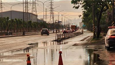 下班時間強降雨 高雄小港沿海路積水 騎士驚險通行 - 生活