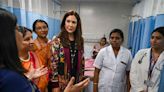 La emotiva visita de Mary de Dinamarca a una mujer que ha estado a punto de morir al dar a luz en la India