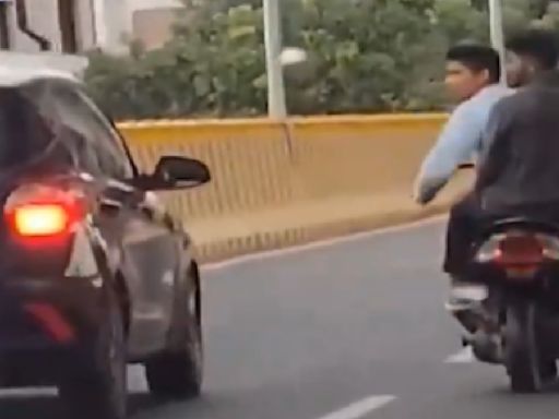 Road Rage Incident On Bengaluru's Double Decker Flyover: Five Young Men Harass Car Driver, Performing Stunts
