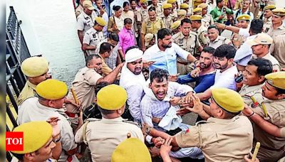 Police cane students demanding union polls at Rajasthan University, detain 24 | Jaipur News - Times of India