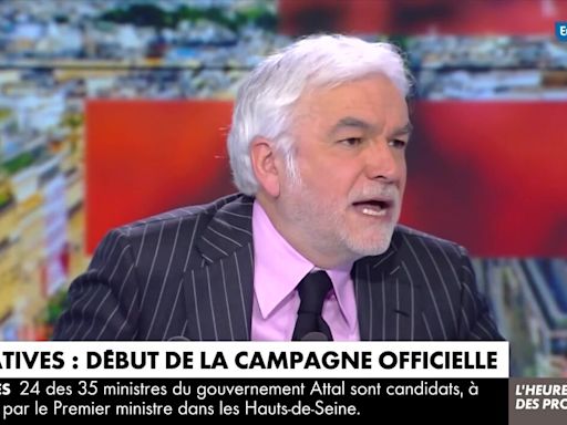 VIDEO Pascal Praud s'emporte contre son chroniqueur et tape du poing sur la table, passe d'armes en direct sur CNews