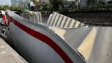 VIDEO: Tráiler con 22 toneladas de arena para 'michis' se atora en Viaducto CDMX
