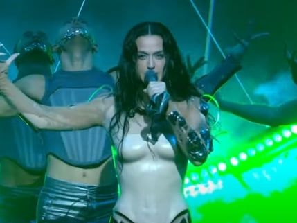 Nostalgie : Katy Perry met le feu avec un medley XXL de ses tubes aux MTV VMA !