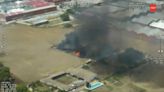 Los bomberos sofocan un incendio de pasto y basura que a punto está de extenderse a un polígono de Humanes