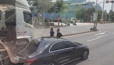 快訊/高雄小港「連環撞車禍」！拖板車追撞賓士 車頭全毀碎片掉滿地