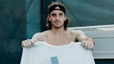 Stefanos Tsitsipas se preparó para el ATP de Rotterdam con dos camisetas del seleccionado argentino campeón del mundo