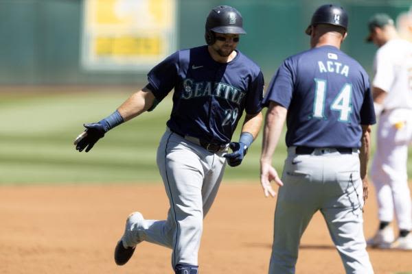 Mariners mash 3 HRs, split series vs. A's