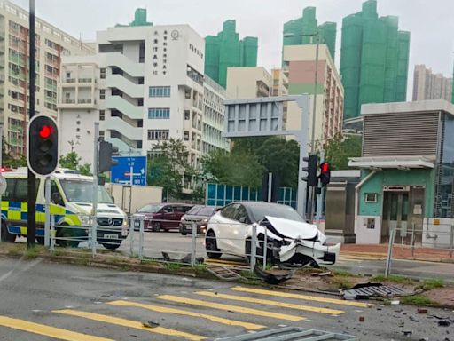 沙田源禾路私家車自炒 失控剷上安全島撞毀鐵欄